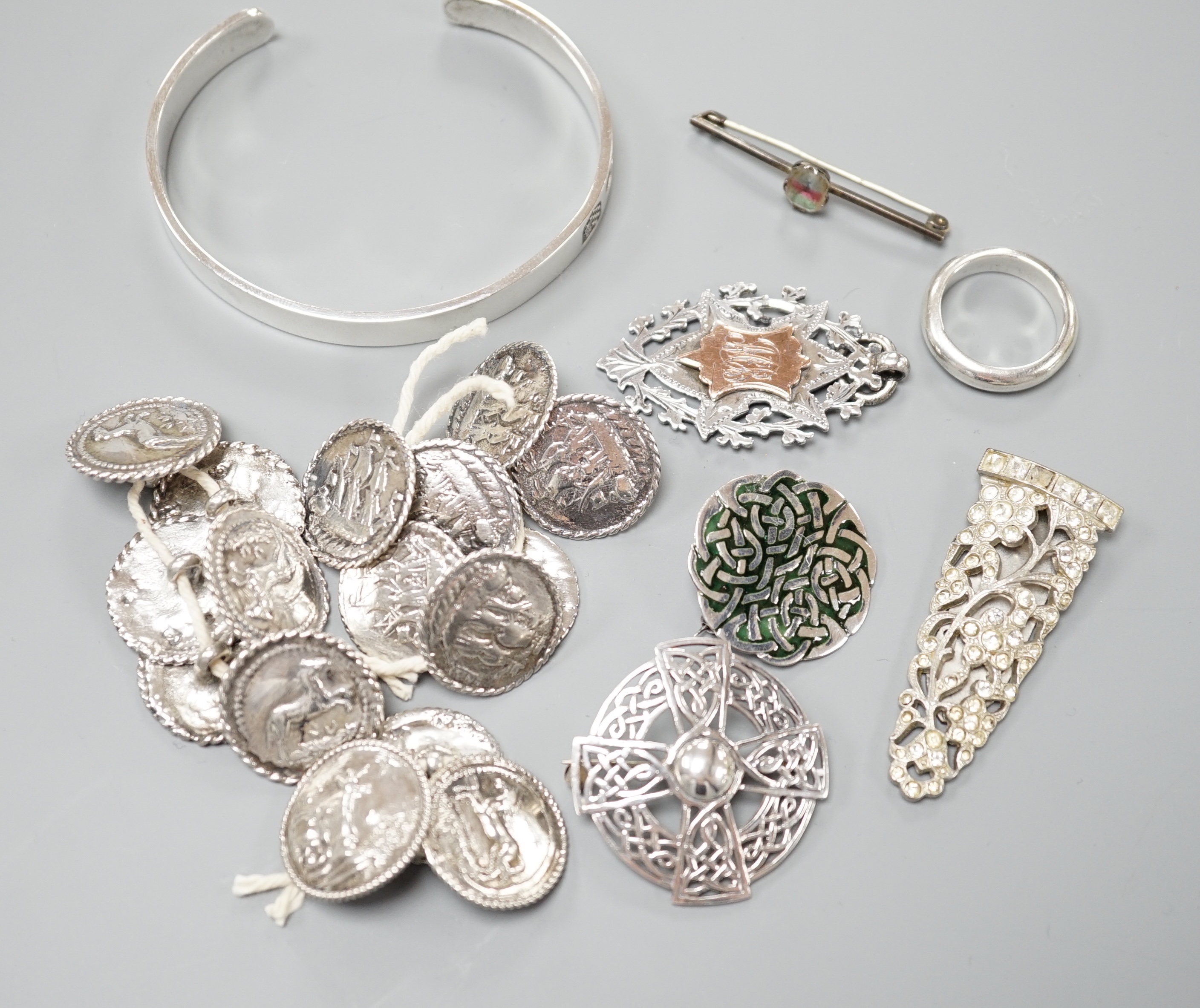 A modern Simon Beer of Lewes open bangle and silver band and assorted sundry jewellery.
